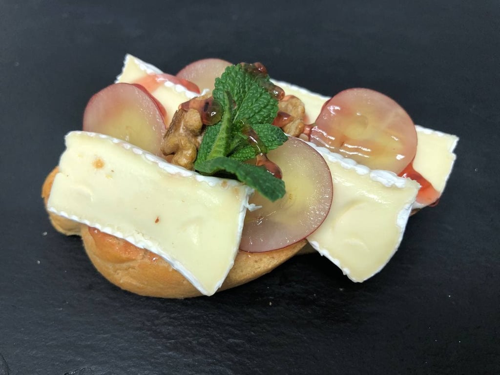 Брускета з камамбером та виноградом