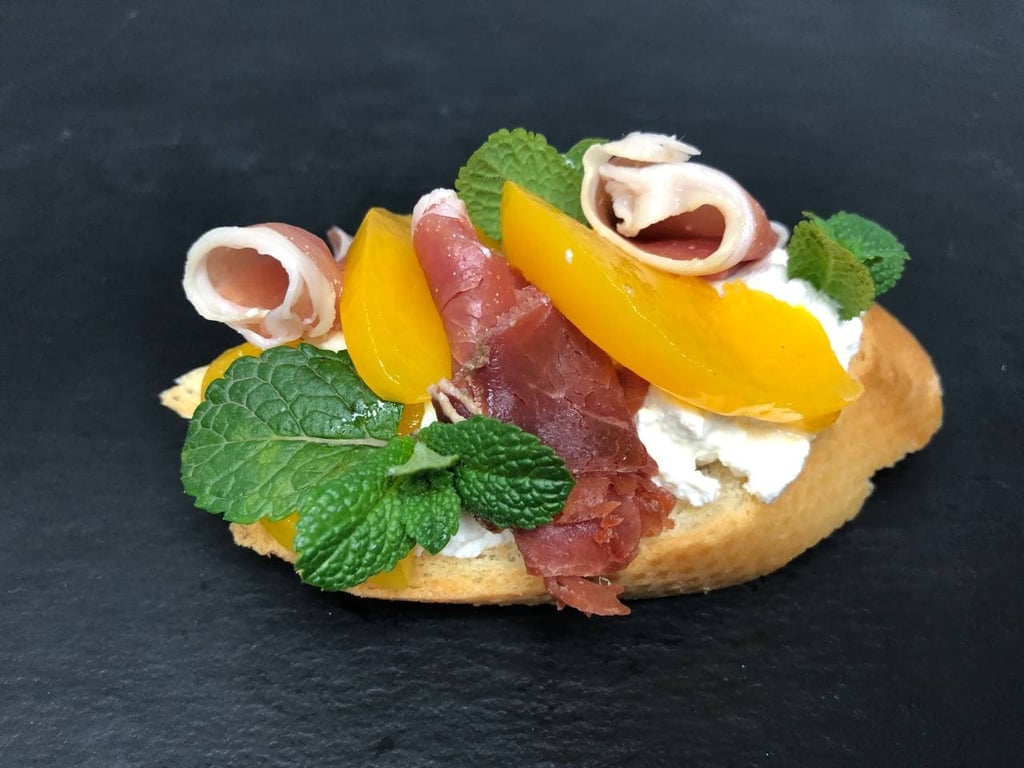 Брускета з хамоном, рікоттою та персиком