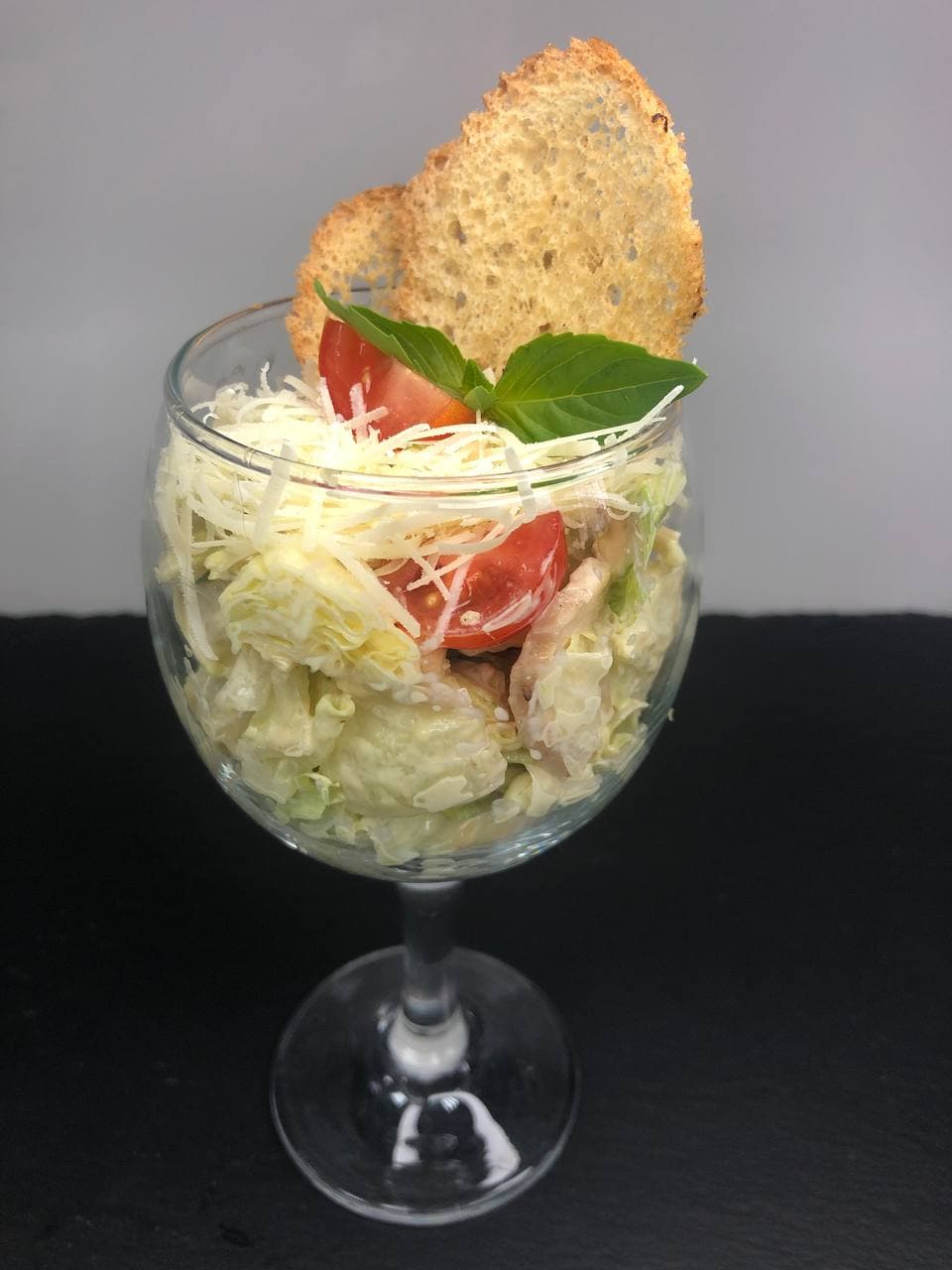 Салат Цезар з куркою  в бокалі