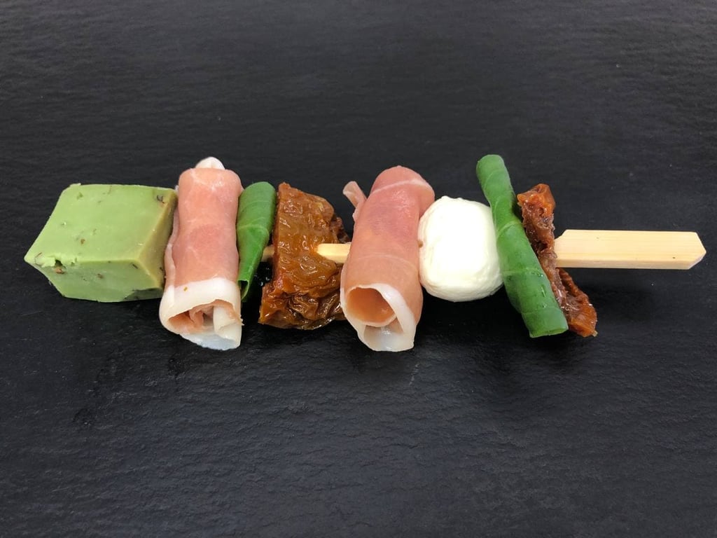 Шпажка з в'яленими помідорами