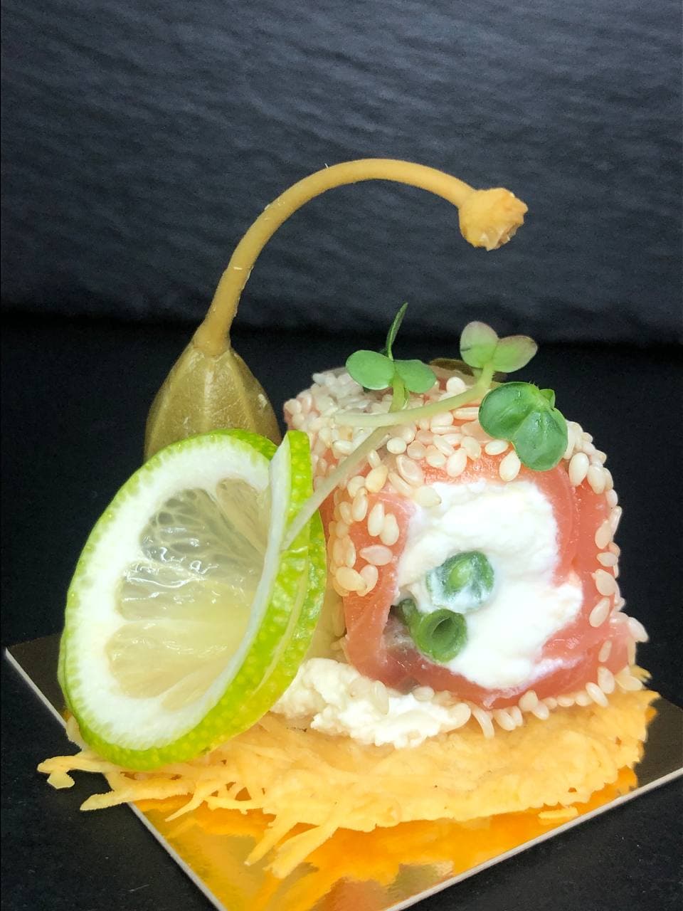 Рол з лосося на пармезані 30гр