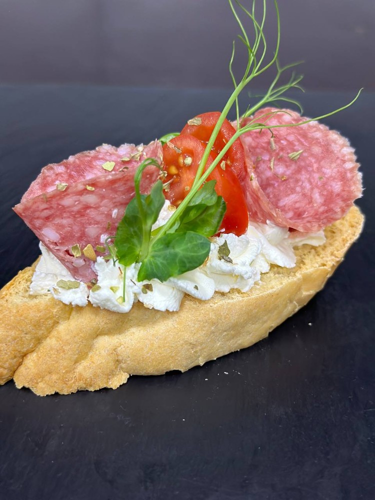 Брускета з салямі