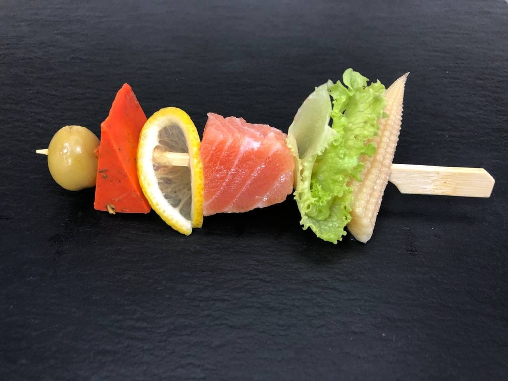 Шпажка з лососем та кукурудзою