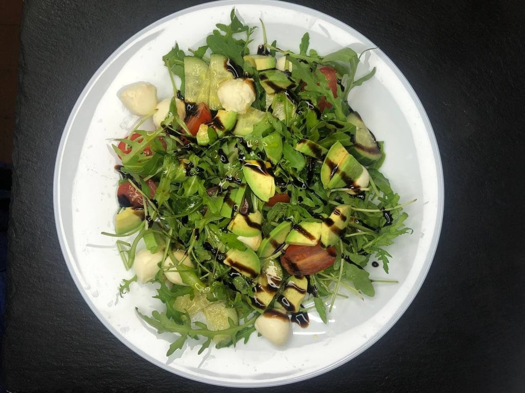 Салат з моцареллою та авокадо 250гр