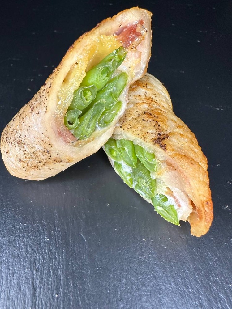 Свинний рулет  з спаржею та беконом 150грам