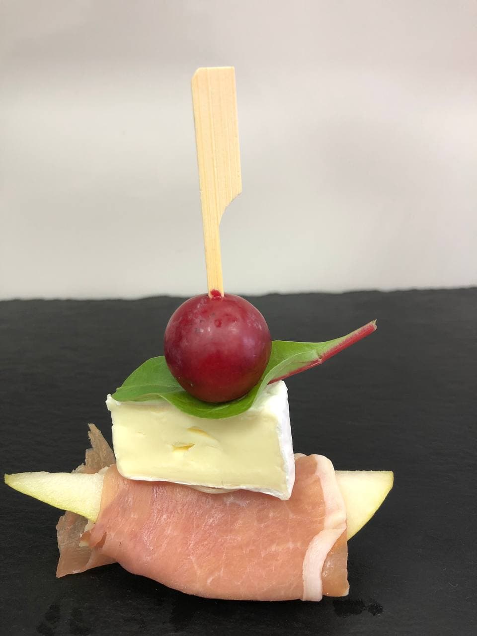 Шпажка з грушею та хамоном