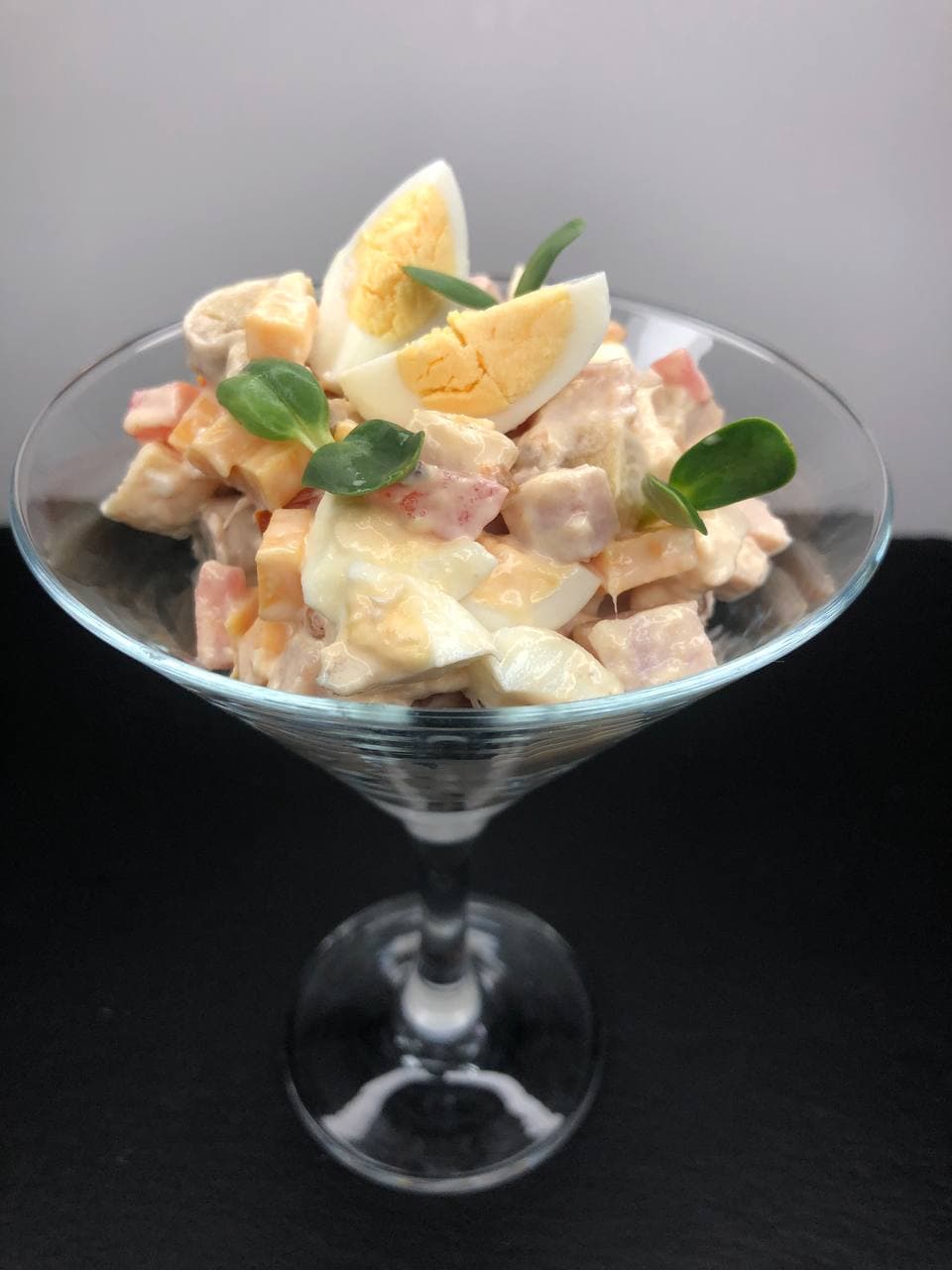 Салат з куркою та баликом в бокалі
