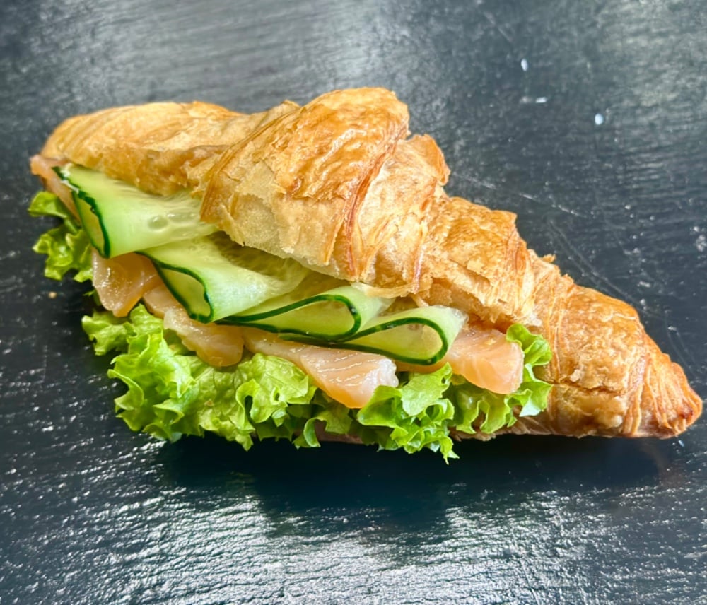 Круасан з лососем