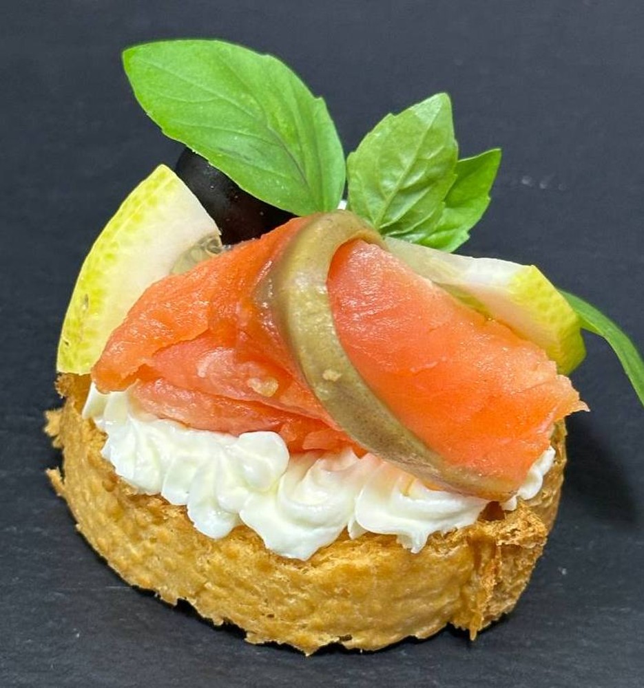 Кростіні з лососем