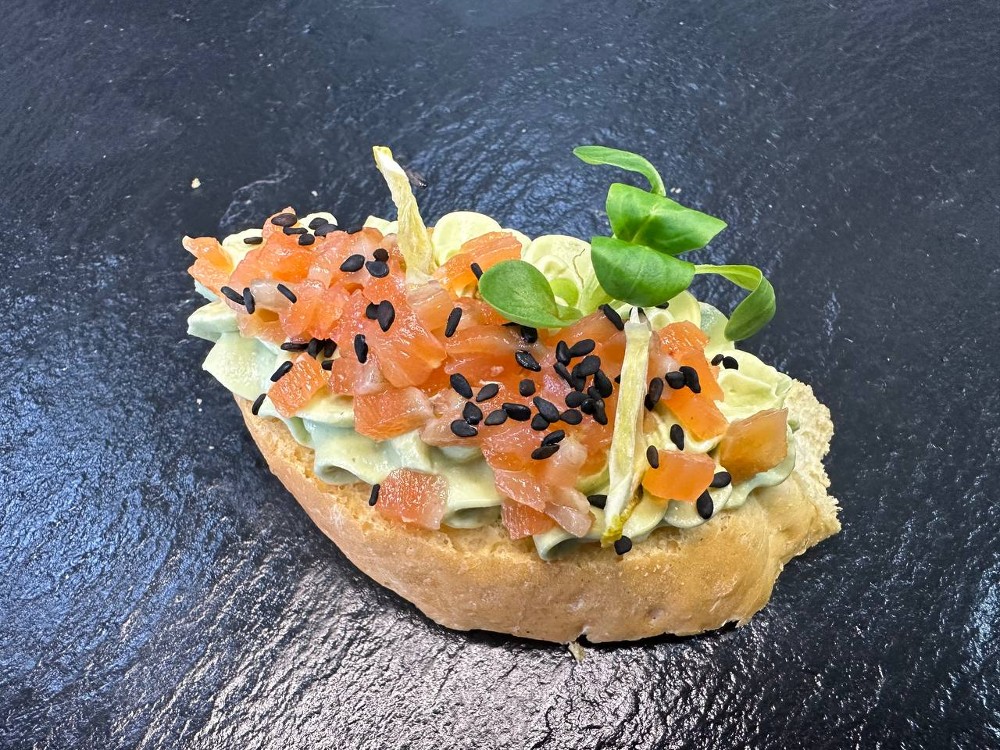 Брускета з мусом з авокадо та лососем