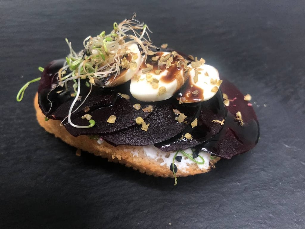 Брускета з буряком та козиним сиром