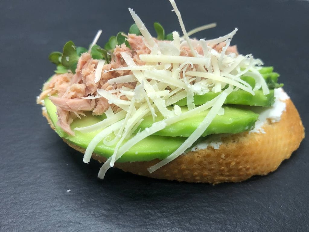 Брускета з тунцем і авокадо