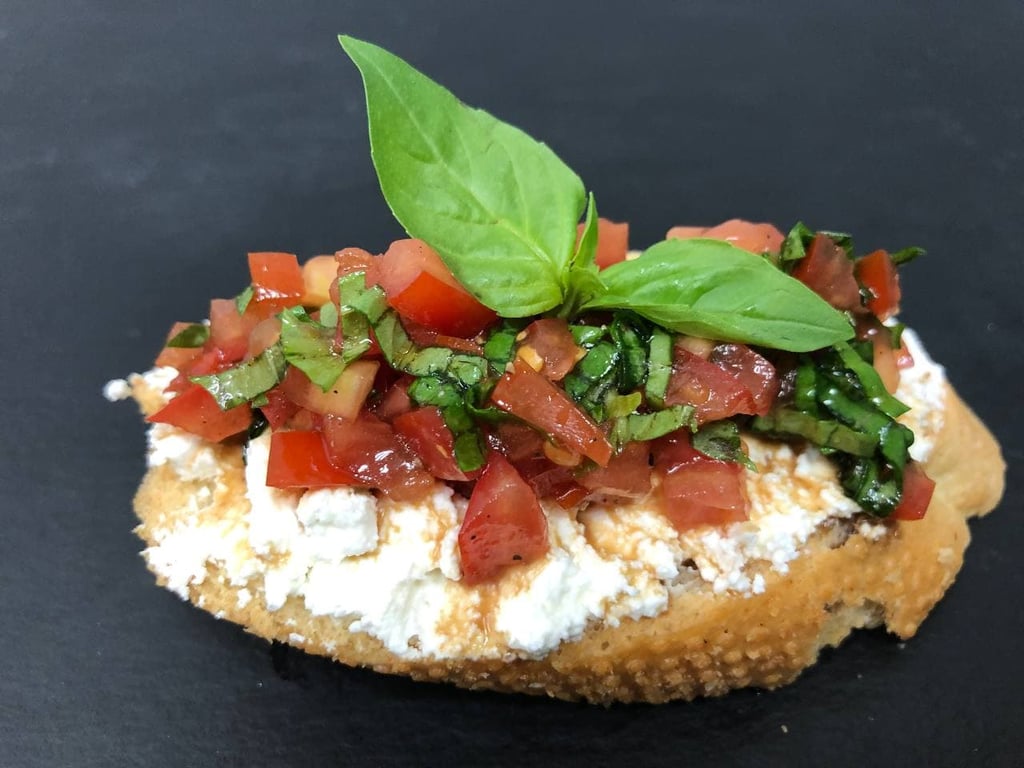 Брускета з томатною сальсою