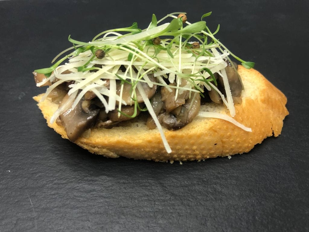 Брускета з печерицями