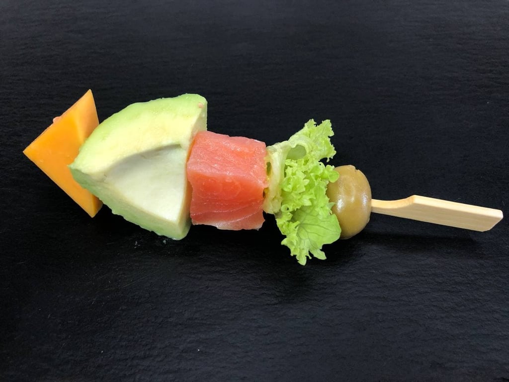 Шпажка з авокадо та лососем