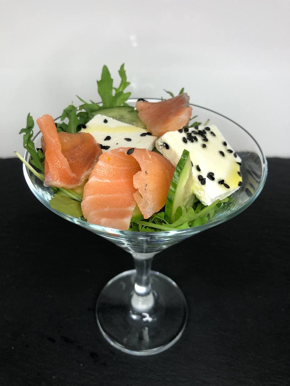 Легкий салат з лососем в бокалі