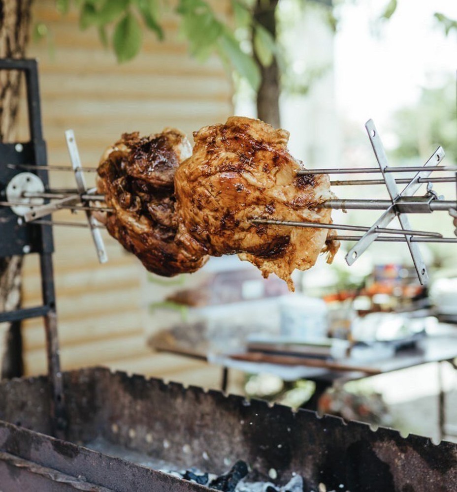 Стегно запечене на вертелі 1кг