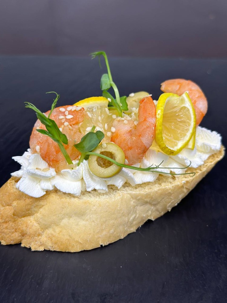 Брускета з креветкою