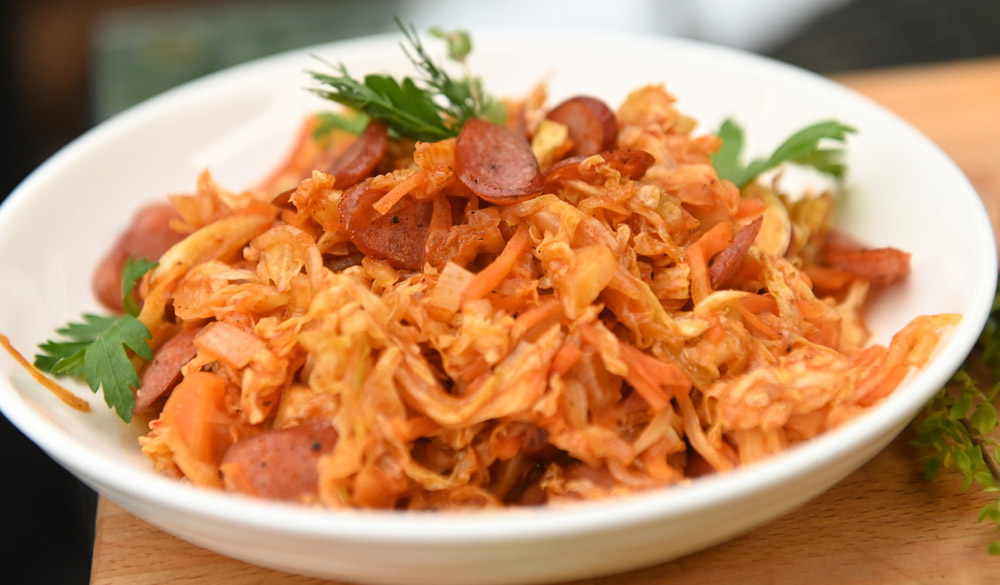 Тушена капуста з мисливськими ковбасками та пюре