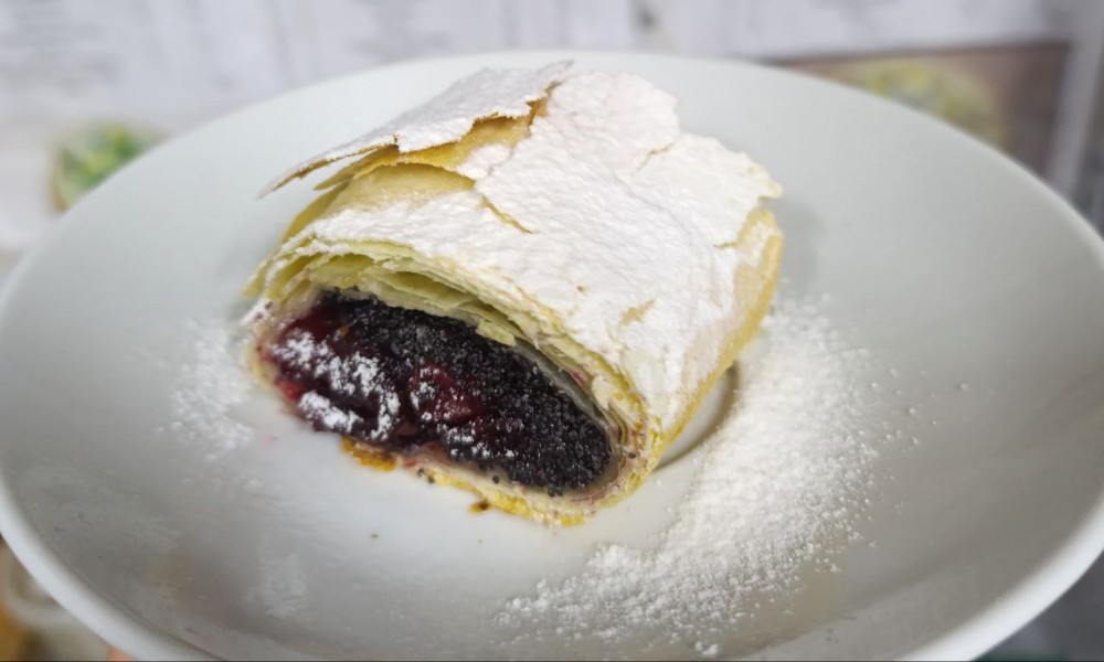 Штрудель з вишнею та маком із морозивом