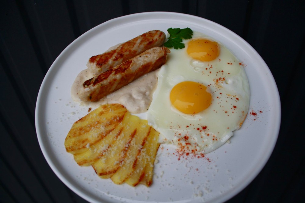 Яєчня з курячими ковбасками