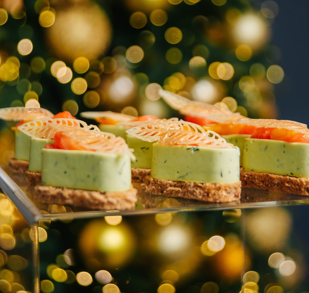 Канапе з мусом авокадо та сьомгою