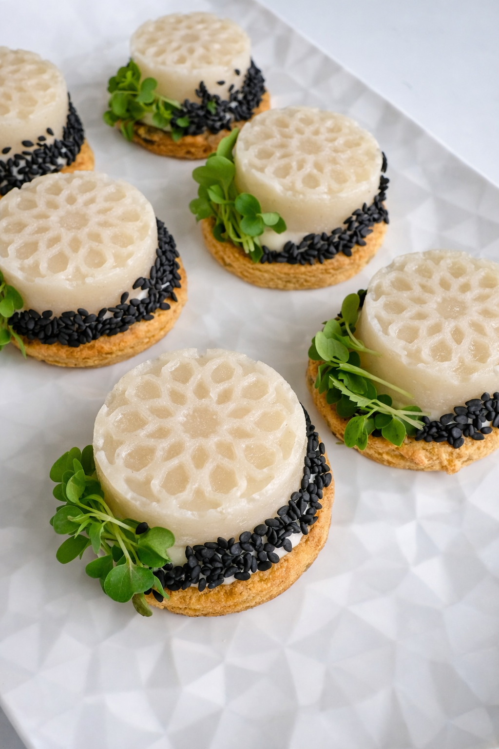 Рибний мус з хрустким сабле та чорним кунжутом