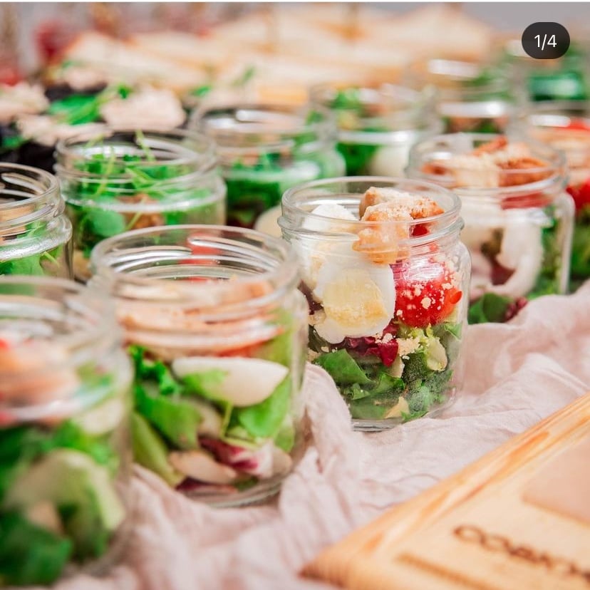 Салат з куркою, хрусткими грінками та соусом Цезар банкет