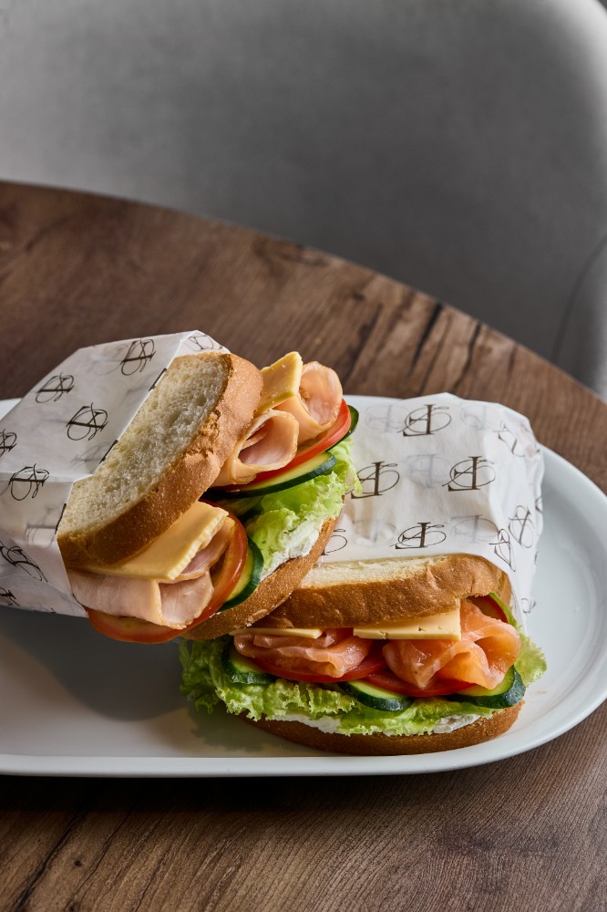 Сендвіч на бріоші з куркою та овочами