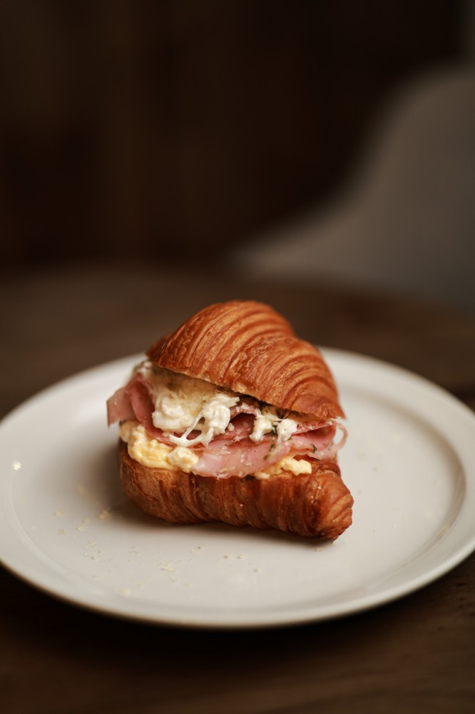 Круасан з мортаделлою та скрамблом
