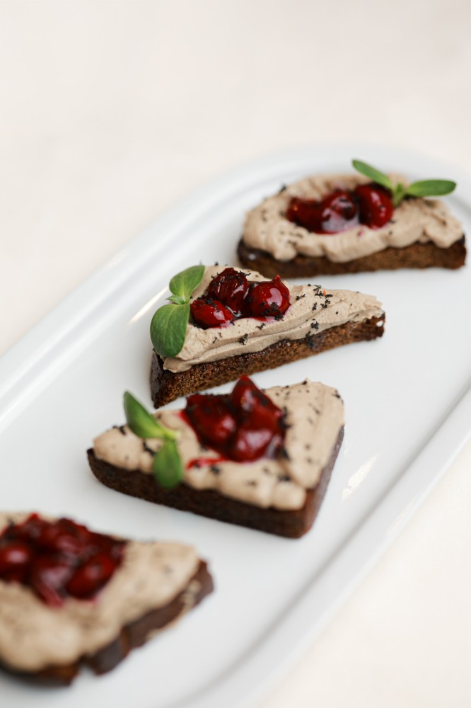 Брускетти з паштетом та вишневим конфі