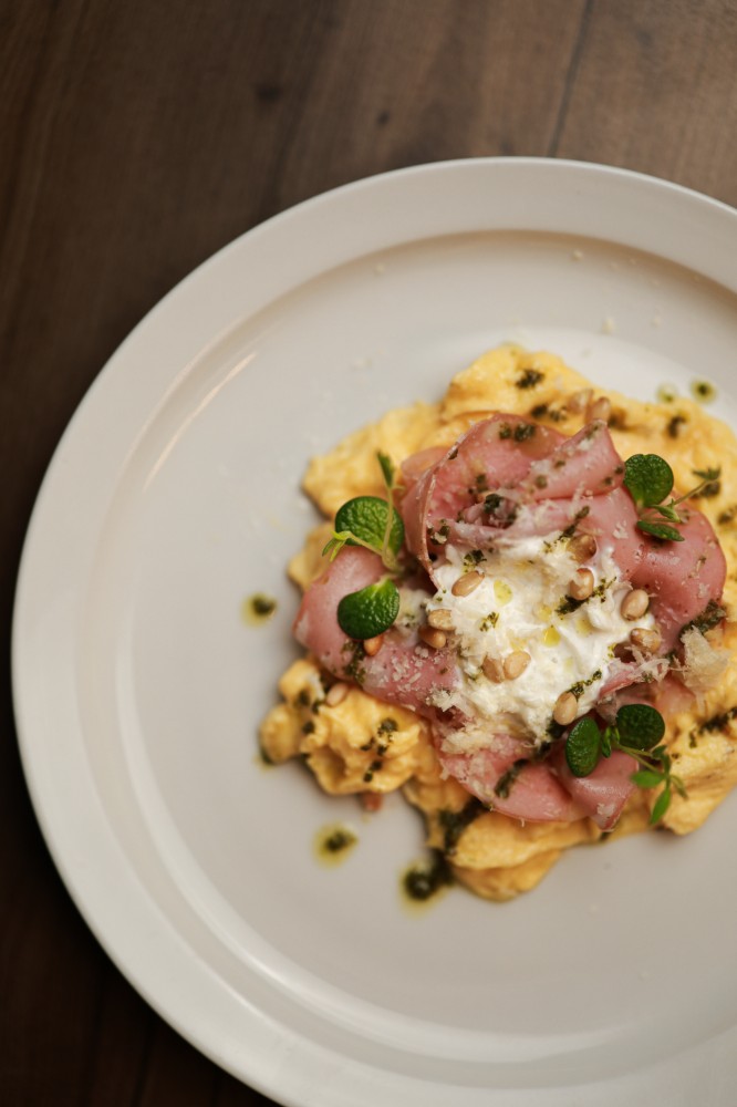 Скрамбл з мортаделлою та страчателлою