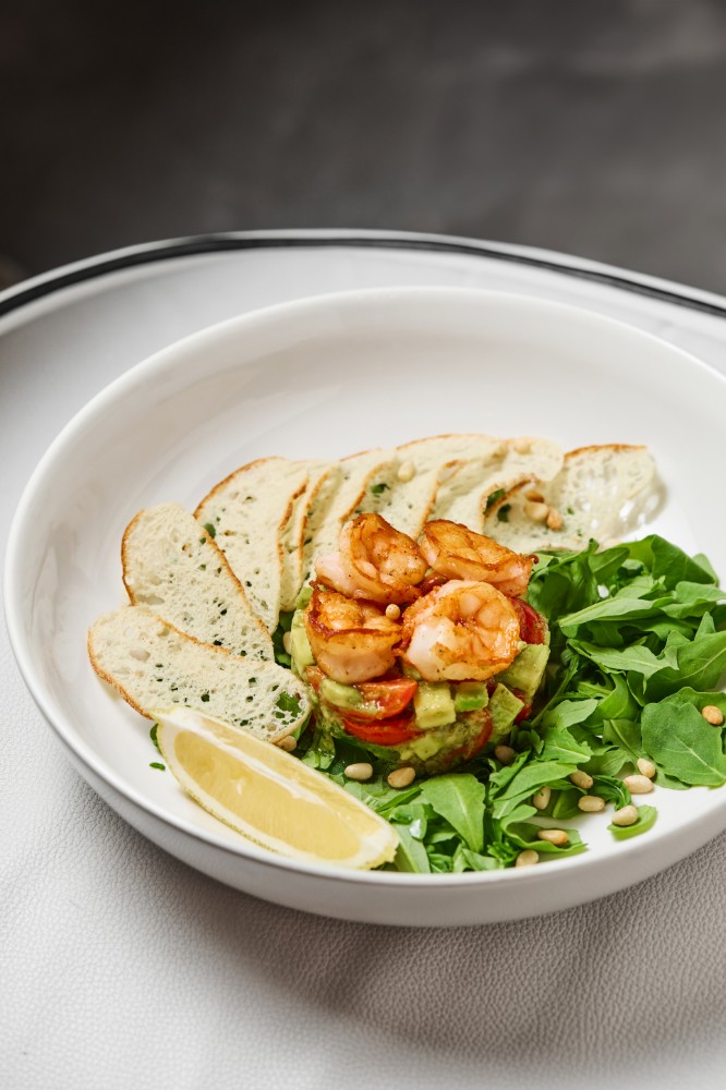 Салат з креветками та авокадо