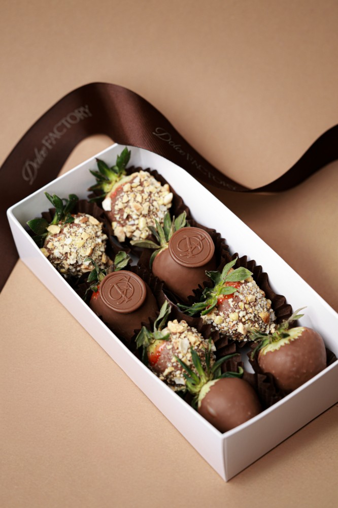 Набір полуниці в молочному шоколаді з карамелізованим горіхом