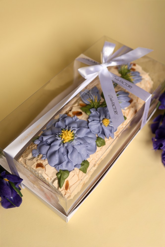 Меренговий рулет з квітковим декором