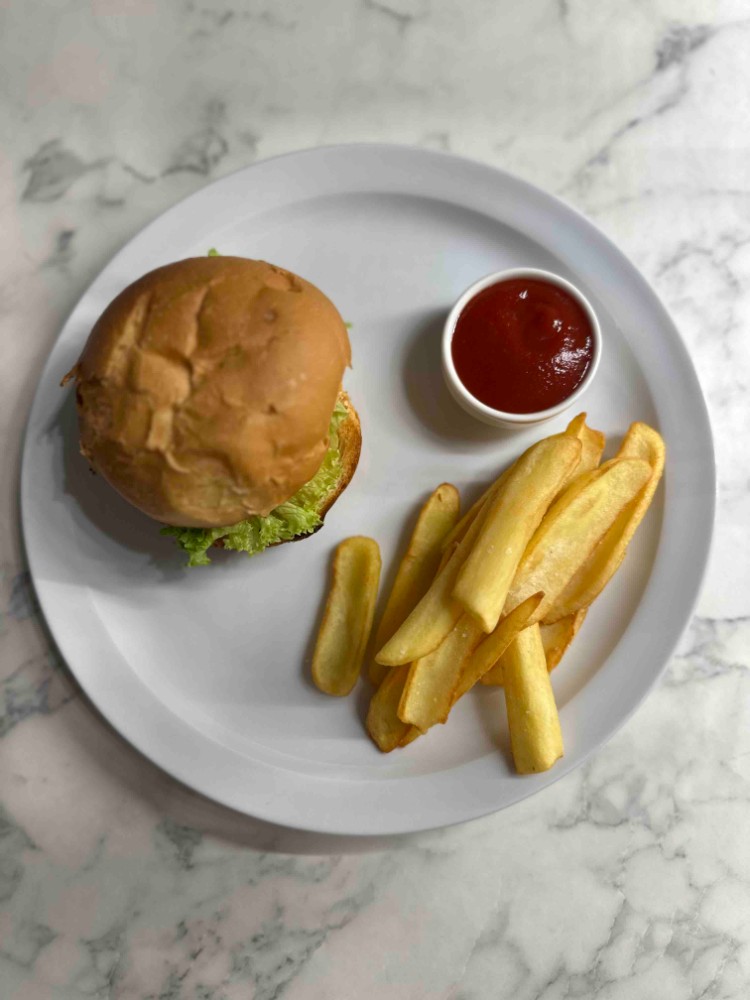 Бургер з картопляними діпами та кетчупом