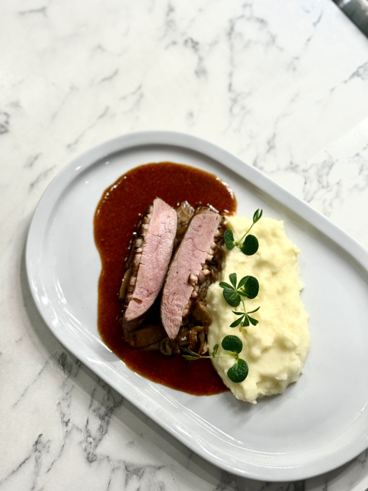 Качине філе су-від з соусом "Демігляс"