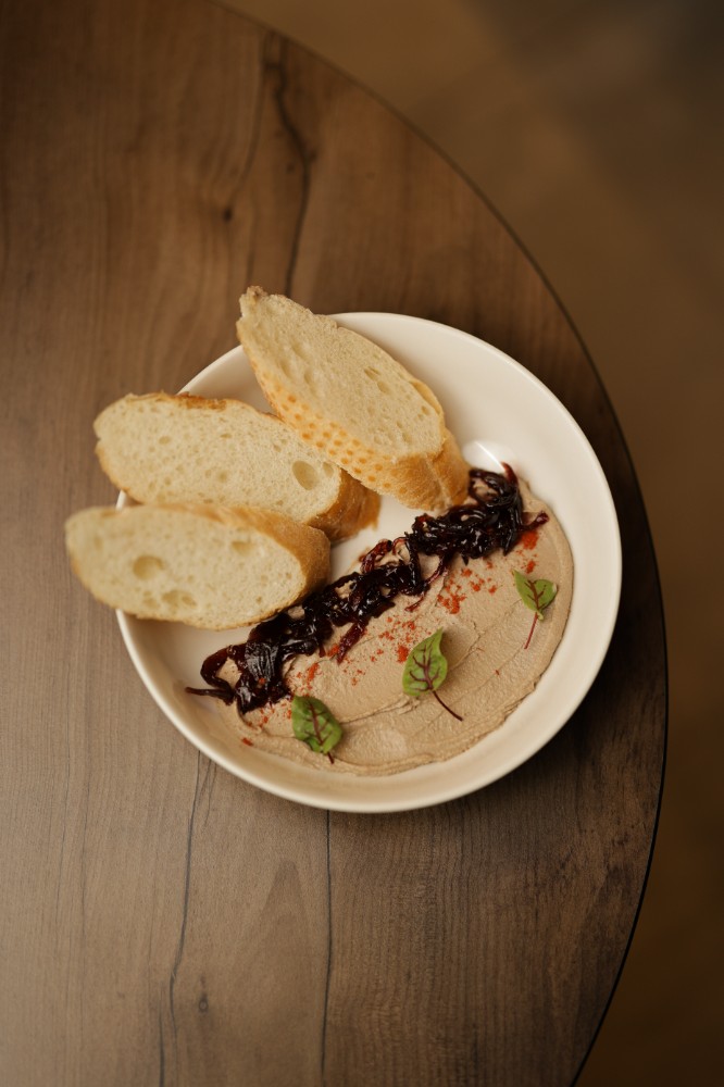 Паштет з карамелізованою цибулею та грінками