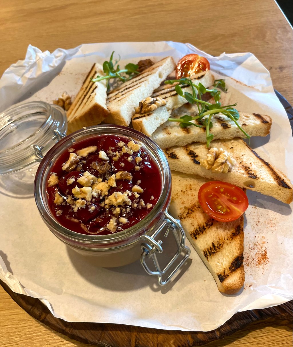 Печінковий паштет з вишневим соусом та грінками