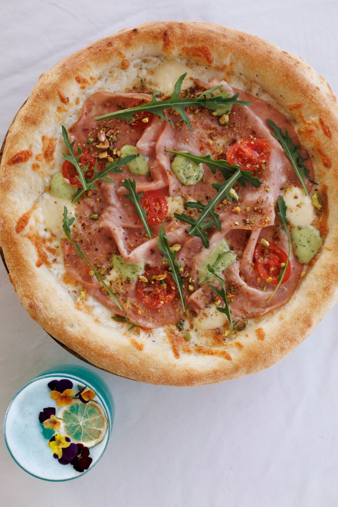 Піца NEW  з мортаделою та фісташками 