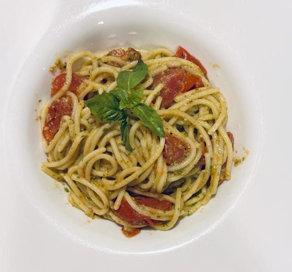 Pasta with cherry tomatoes and pesto