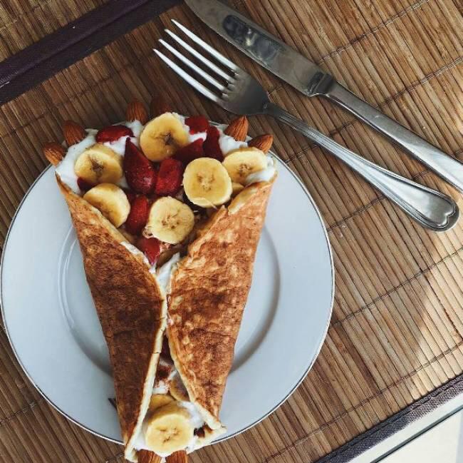 Oatmeal pancake with cottage cheese, berries and banana