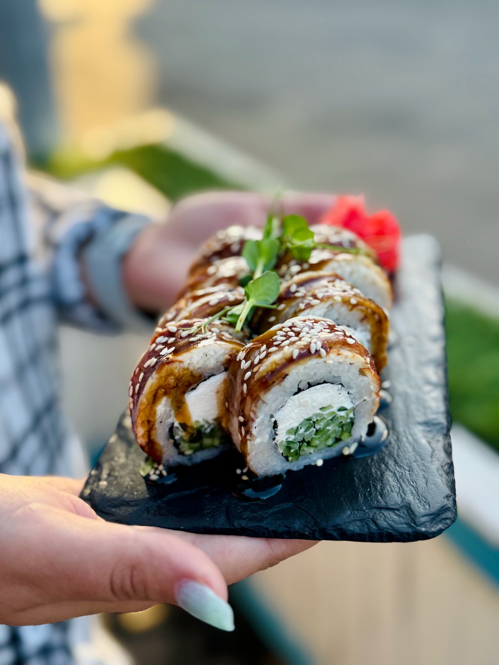 Філадельфія з вугрем зверху 360г.