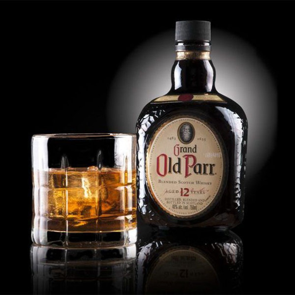 Trago de Grant´s 8 años Whisky