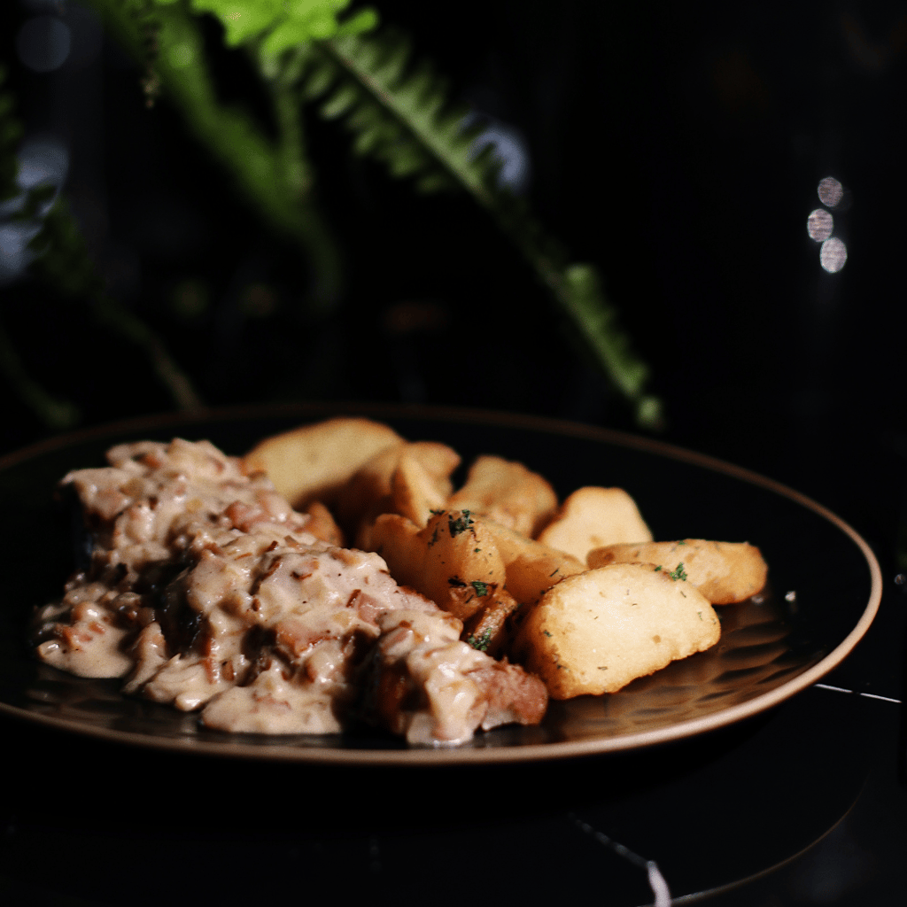 Стейк зі свинини з картоплею по-селянськи та соусом мюслін