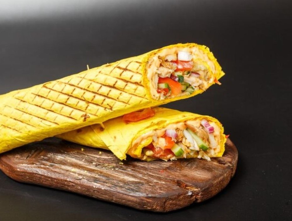 Шаурма в сирному лаваші з овочами