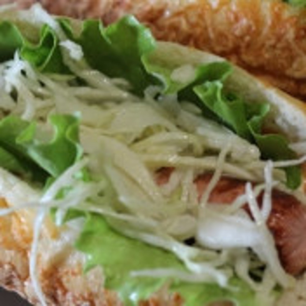 Хот-дог зі смаженим беконом та молодою капустою