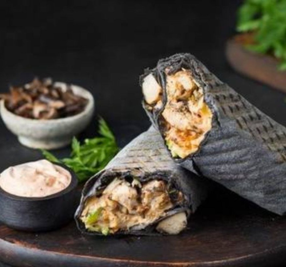 Шаурма в чорному лаваші з сиром