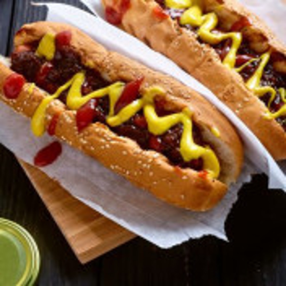 Хот-дог зі смаженим беконом та цибулею