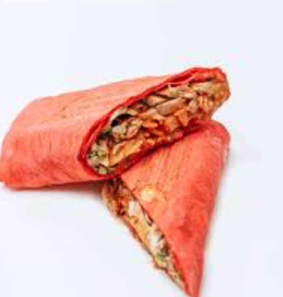 Шаурма в червоному лаваші з аджикою